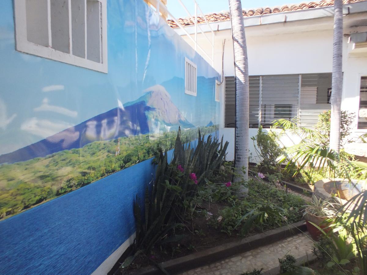 Volcano Hostel Leon Exterior photo