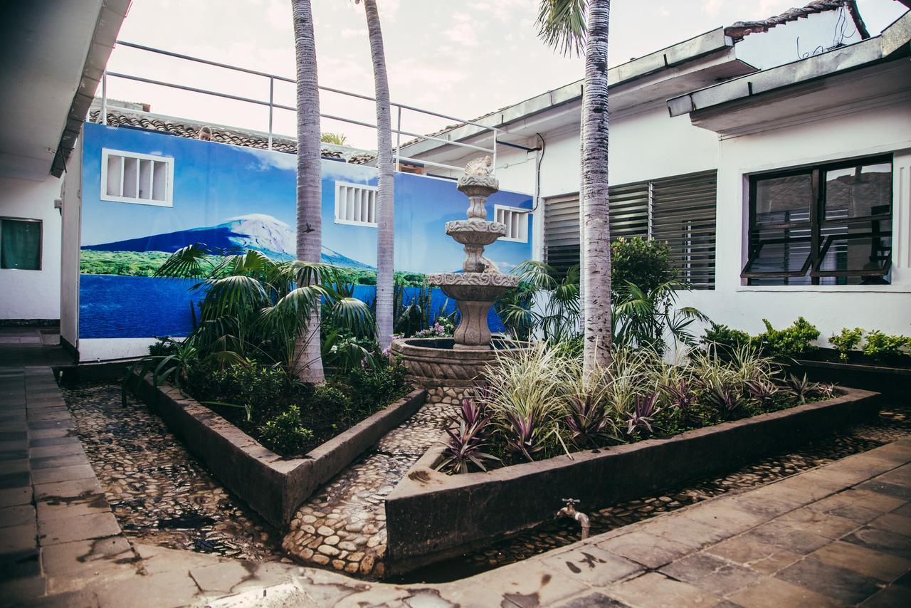 Volcano Hostel Leon Exterior photo